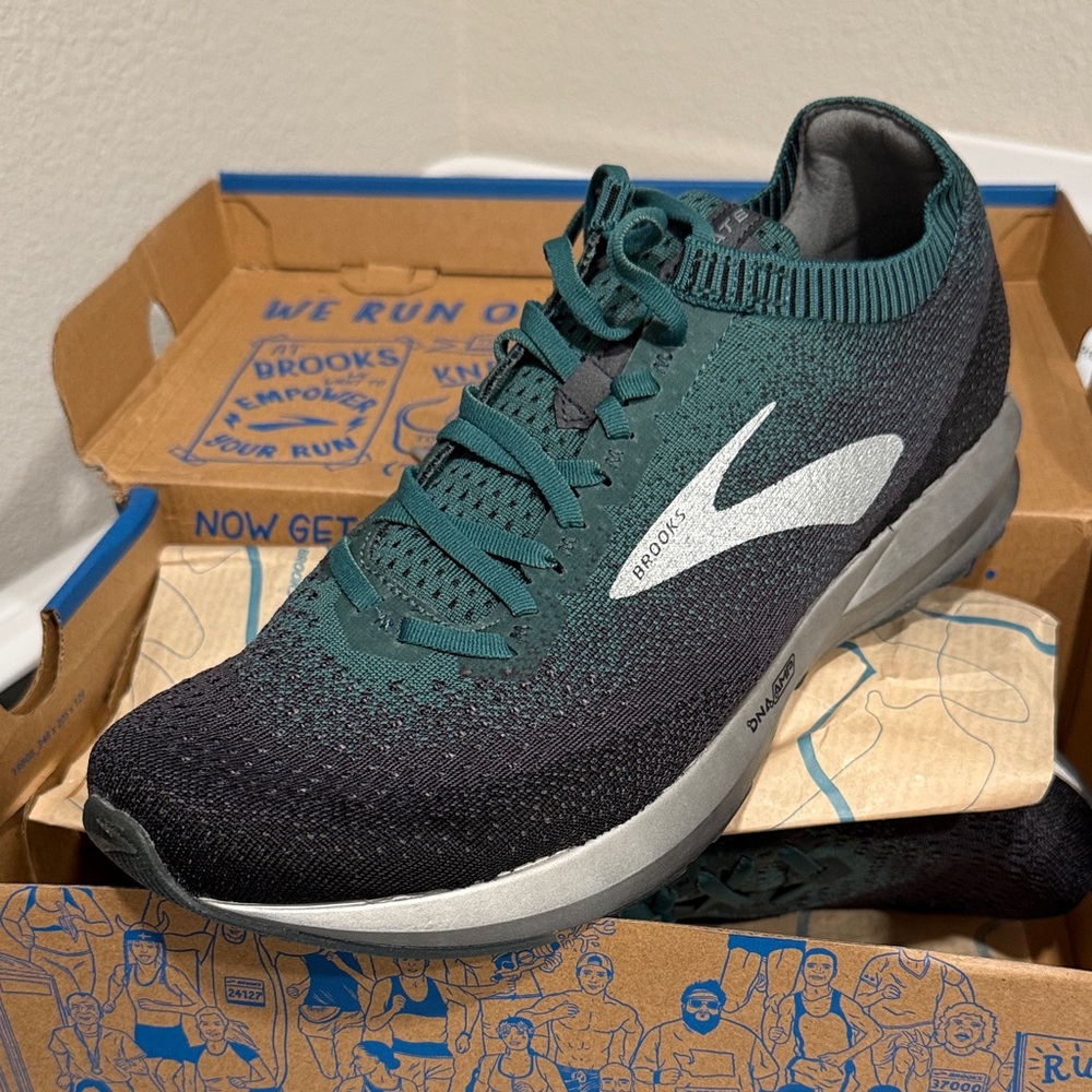 New! Brooks levitate 2. Size 12. Green and black